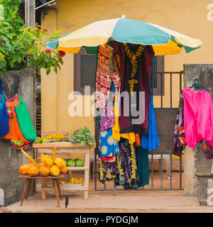 Verkauf der Kleidung und die Früchte auf der Straße. Stockfoto