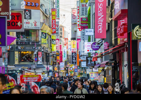 Straßen von Myeongdong in Seoul, Südkorea mit Käufern und Touristen beschäftigt. Stockfoto