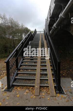 Neue Treppe zum Fußgängerweg auf der Westseite der Eisenbahnbrücke über den Fluss Tay Perth Schottland Oktober 2018 Stockfoto