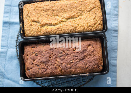 Frisch gebackene Brote. Kartoffel- und Hafer & cranberry Brot. Stockfoto