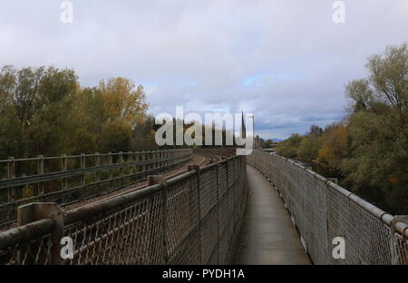 Fußgängerweg auf der Westseite der Eisenbahnbrücke über den Fluss Tay Perth Schottland Oktober 2018 Stockfoto