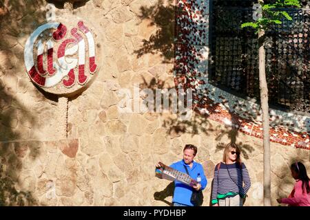 Barcelona, Spanien. Personen außerhalb von Gaudis Park Guell an einem heißen sonnigen Morgen. Oktober 2018. Stockfoto