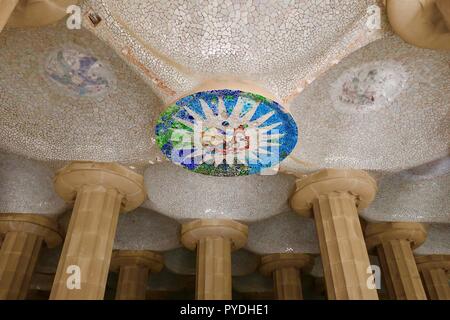 Barcelona, Spanien. Decke Mosaik Medaillon von Josep M Jujol in der Halle der Säulen an Gaudi's Park Guell an einem heißen sonnigen Morgen. Oktober 2018. Stockfoto