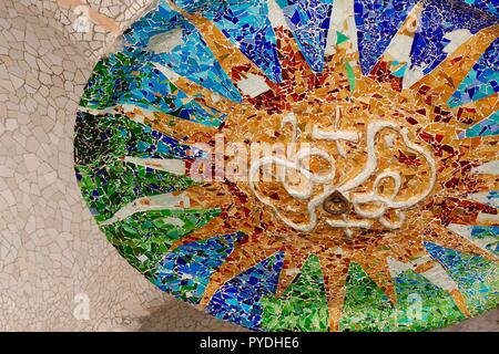 Barcelona, Spanien. Decke Mosaik Medaillon von Josep M Jujol in der Halle der Säulen an Gaudi's Park Guell an einem heißen sonnigen Morgen. Oktober 2018. Stockfoto