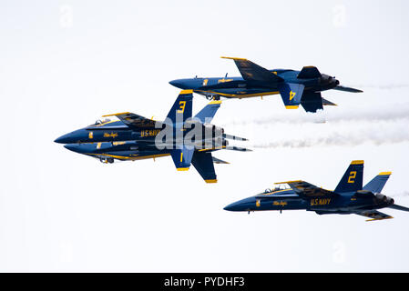 US Navy Blue Angels die doppelte Farvel Manöver Stockfoto