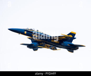 US Navy Blue Angels Ausführen der Schleife Break Kreuz Stockfoto