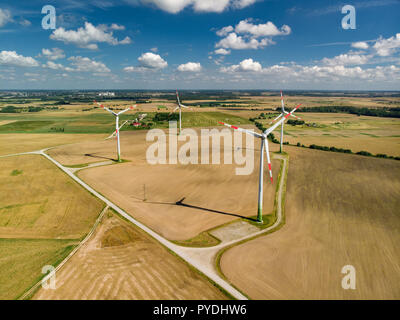 Luftaufnahme von Windenergieanlagen die Erzeugung von Strom, in Litauen, auf schönen Sommertag. Stockfoto