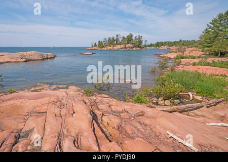 Abgenutzte Granit Felsen auf einer Wüste Lakeshore auf Huron-see in Killarney Provincial Park in Ontario Stockfoto