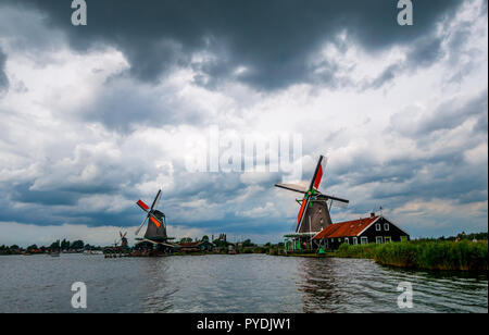 Zaanse Schans, Holland - 26. August 2018: traditionelle holländische Windmühlen und Häuser in der Nähe des Canal in Zaanse Schans, Niederlande Stockfoto