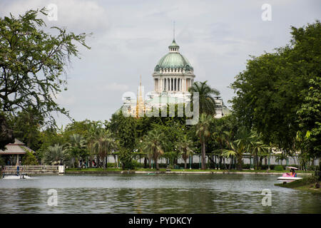 Thai spinning Tretboote in Teich im Garten der Dusit Zoo oder Khao Din Wana park mit Ananta Samakhom Throne Hall am 18. September 2018 in Bangko Stockfoto