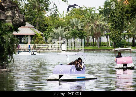 Reisende Thais spinning Tretboote in Teich im Garten der Dusit Zoo oder Khao Din Wana Park am 18. September 2018 in Bangkok, Thailand Stockfoto