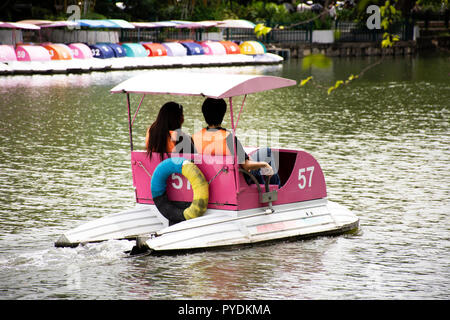 Reisende Thais spinning Tretboote in Teich im Garten der Dusit Zoo oder Khao Din Wana Park in Bangkok, Thailand Stockfoto