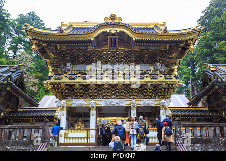 Nikko, Japan - 15. Oktober 2018: Touristen besuchen des Nikko Toshogu Schrein Tempel in Nikko im Herbst, Japan. Stockfoto