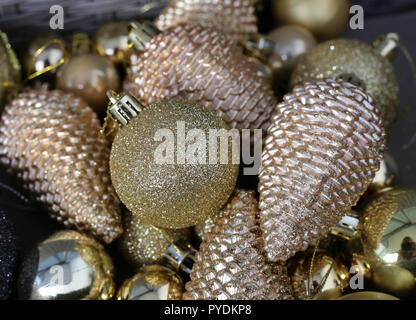 Bunt, glänzend und glitzerndem Weihnachtsschmuck. Frohe Weihnachten! Stockfoto