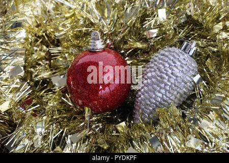 Bunt, glänzend und glitzerndem Weihnachtsschmuck. Frohe Weihnachten! Stockfoto