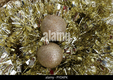 Bunt, glänzend und glitzerndem Weihnachtsschmuck. Frohe Weihnachten! Stockfoto