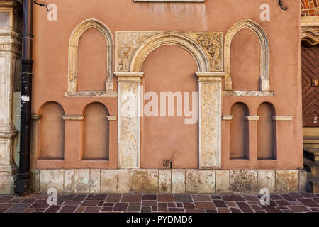 Gewölbte Nischen od unterschiedlicher Größe in der St. Barbara Kirche Mauer in der Altstadt von Krakau in Polen. Stockfoto