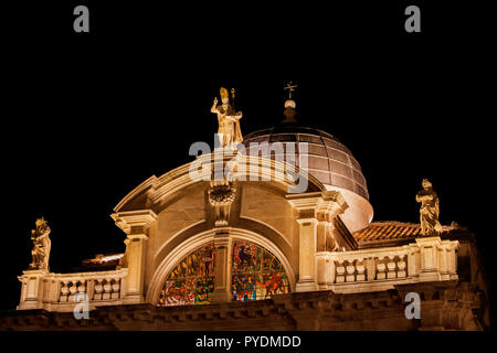 Kirche von St. Blaise in der Nacht in Dubrovnik, Kroatien, Barocke Architektur von 1715, Kuppel, halbrunde Giebel mit drei Statuen, Saint Blaise (Mitte Stockfoto