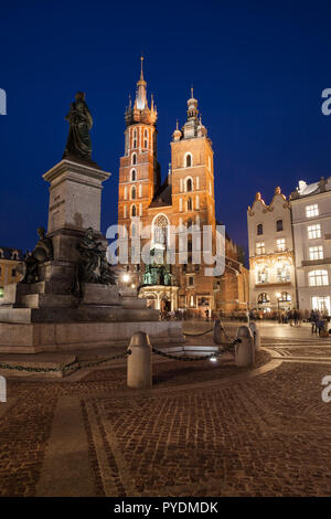 St. Mary Basilika und dem Adam-Mickiewicz-Denkmal in der Nacht in der Stadt Krakau, Polen. Stockfoto