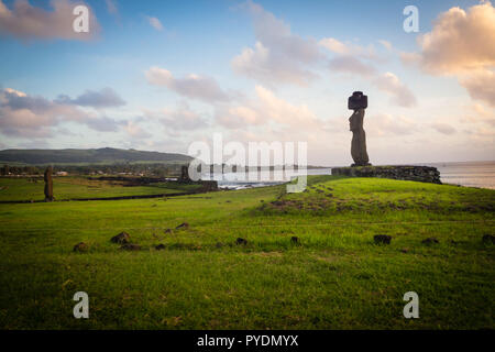 Ahu Tahai moai in der Nähe von Hanga Roa in Osterinsel. grüne Felder Stockfoto