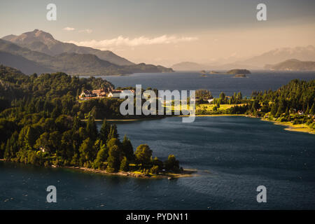 Landschaft Der Nahuel Huapi See mit Hotel Llao Llao in der Nähe von Barilocha Stadt in Argentinien, Patagonien. Stockfoto