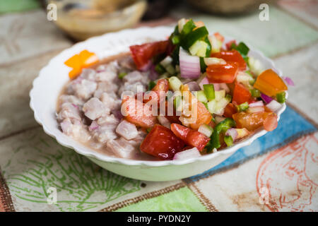 Typische rohen Fischgericht, Ceviche. Mit Gemüse, Zwiebeln, rote und grüne Paprika, Tomaten und Zitronensaft Stockfoto