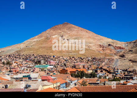 Potosi (UNESCO) in Bolivien - die weltweit höchste Stadt (4070 m). Blick auf die Stadt und die farbigen Berg, Cerro Rico die Silberminen Stockfoto