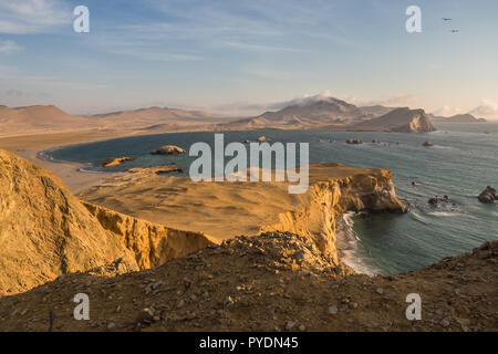 Küste von Arequipa in Peru während des Sonnenuntergangs, Panoramablick auf die Küste und die Wüste Stockfoto