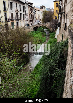 Darro Fluss, Paseo de los tristes in Granada, Spanien Stockfoto