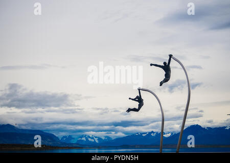 Detail der Skulptur in Puerto Natales. paar Flying Free Stockfoto