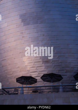 Detail der Titan des Guggenheim Museums in Bilbao mit Sonnenschirmen. Baskenland in Spanien Stockfoto