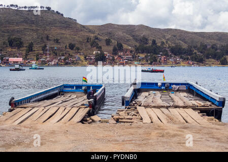 Titicaca See Boote den See zu überqueren, in der Nähe von Copacabana in Bolivien Stockfoto