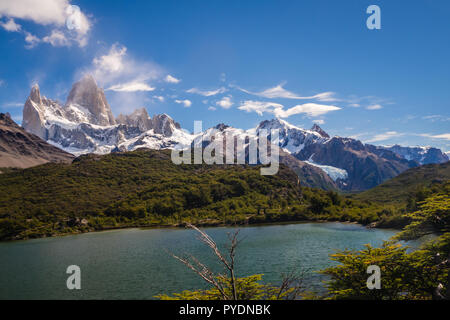 Landschaft des Mount Fitz Roy in El Chalten, Argentinien. Berge, Wälder, Seen und Gletscher am Gletscher Nationalpark in Patagonien Stockfoto
