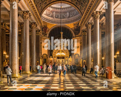 19. September 2018: St. Petersburg, Russland - Innenansicht der Kathedrale der Muttergottes von Kasan mit Besuchern. Stockfoto