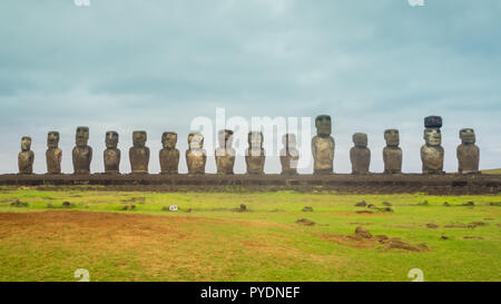 Moais am Ahu Tongariki in Osterinsel. Die größte Ahu auf der Insel 15 moai, eins mit dem PUKAO Stockfoto