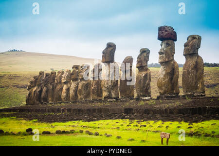 Moais am Ahu Tongariki in Osterinsel. Die größte Ahu auf der Insel 15 moai Stockfoto