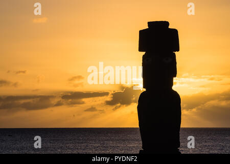 Moia Silhouette in Osterinsel während des Sonnenuntergangs. Ahu Tahai in der Nähe von Hanga Roa, Rapa Nui Stockfoto