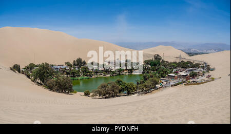 Oase von Huacachina in der Nähe von Ica-Stadt in Peru. See und Bäume in den Dünen Stockfoto