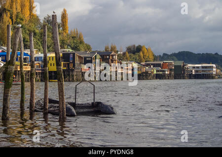 Palafitos vor der Küste, die traditionellen Häuser aus Holz Chiloe Insel Stockfoto