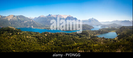 Panoramablick auf die Seen, die Berge und den Wald in der Nähe von Bariloche City in argentinischen Patagonien, von den Campanario Berg genommen. Stockfoto