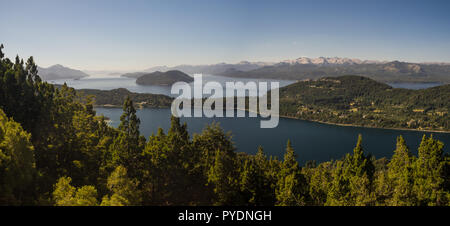 Panoramablick von Nahuel Huapi See in Bariloche, Argentinien. In den Anden Patagonien whit grünen Wald Stockfoto