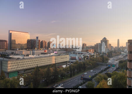 Panoramablick von Santiago de Chile in Las Condes, Blick auf Luxus Parque Arauco Mall Stockfoto