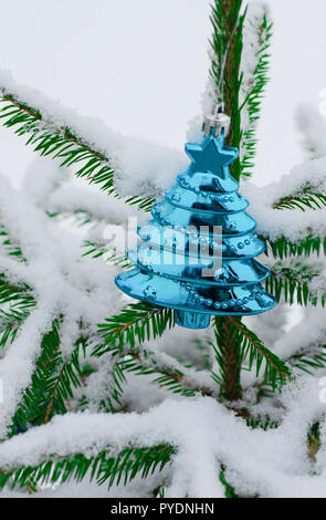 Neues Jahr Dekoration. Weihnachten Hintergrund - Flitter und Zweig der Fichte. Stockfoto