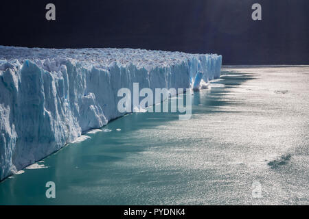 Perito Moreno Gletscher hinunter brechen im Gletscher Nationalpark im Süden von Argentinien. Patagonien, die Eisberge Stockfoto