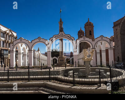 Potosi, Bolivien - kolonialen Straßen mit dem Hintergrund der Cerro Rico mountain Stockfoto