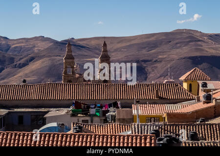 Dachterrasse mit Blick auf den Cerro de Potosi oder Cerro Rico, Potosi, Bolivien Stockfoto