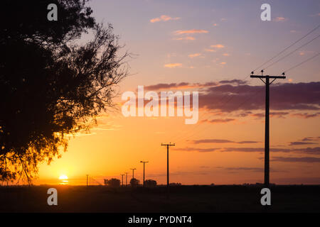Schönen Sonnenuntergang in den Bereichen Argentinien mit elektrischen Polen bis zum Horizont gehen Stockfoto
