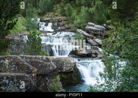 Wasserfälle im Nationalpark Ordesa y Monte Perdido in Pyrinees Bereich in Spanien, Huesca, gradas Soaso Stockfoto