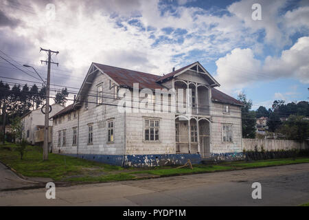 Holz- weiß altes Haus in Puerto Varas in Chile Detail des vorderen Stockfoto