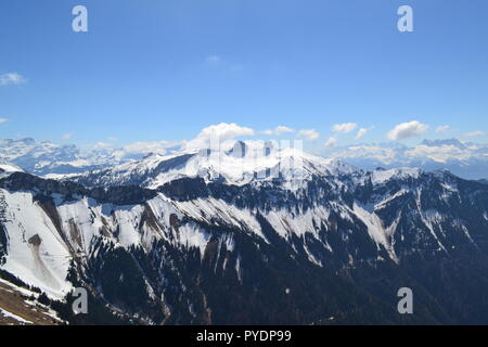 Blick von Les Rochers de Naye, durch MOB Bahn ab Montreux erreicht. Tour d'Aï gebaut und Dent de Corjon und Gros Van gesehen werden kann Stockfoto